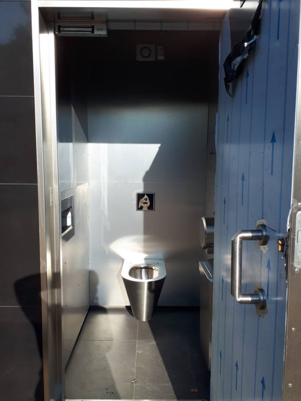 Nowoczesne toalety we wrocławskich parkach. Po 20 minutach włączy się w nich alarm