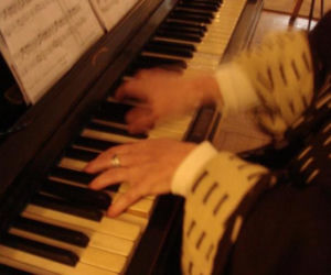 Pani Beata gra na instrumentach klawiszowych