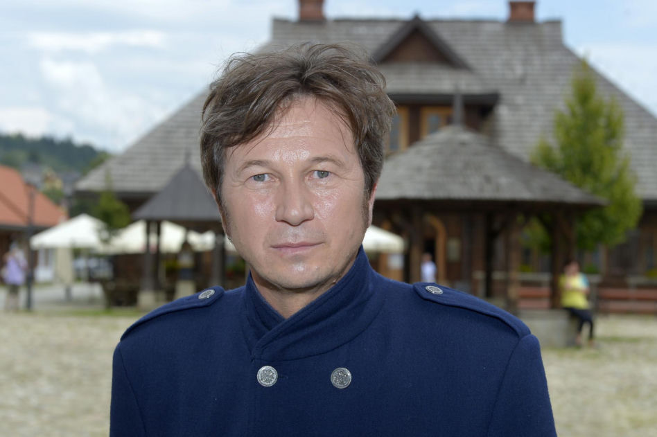Piotr Cyrwus kiedyś i dziś. Tak przez lata zmieniał się aktor znany z roli Ryśka w "Klanie"