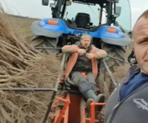 Mariusz Pudzianowski pracuje na polu