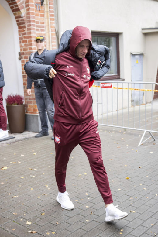 Reprezentacja zmokła na spacerze. Lewandowski się krył przed deszczem