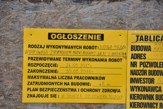 Budowa pomnika Matki Boskiej pod Kikołem daleko w polu. Na tablicy termin ukończenia, za dwa miesiące!