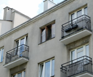  Poszukiwana kobieta zabarykadowała się w mieszkaniu