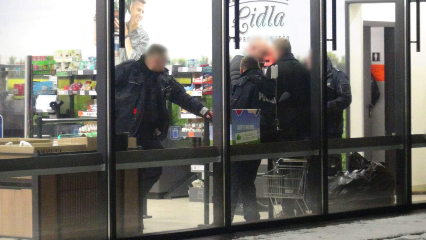Makabra w Lidlu. Zamaskowany nożownik pociął dwie osoby. Agresor uciekł z miejsca zdarzenia