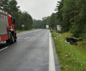 Tragiczny wypadek na drodze niedaleko Bolesławca. Ciężarówka rozerwała audi na pół