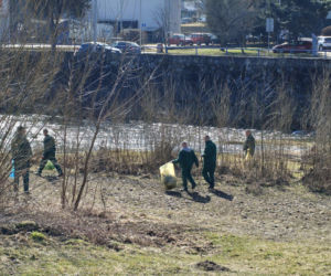 Dla nich to nie tylko praca,  ale odskocznia od codzienności. Więźniowie sprzątają Nowy Sącz 