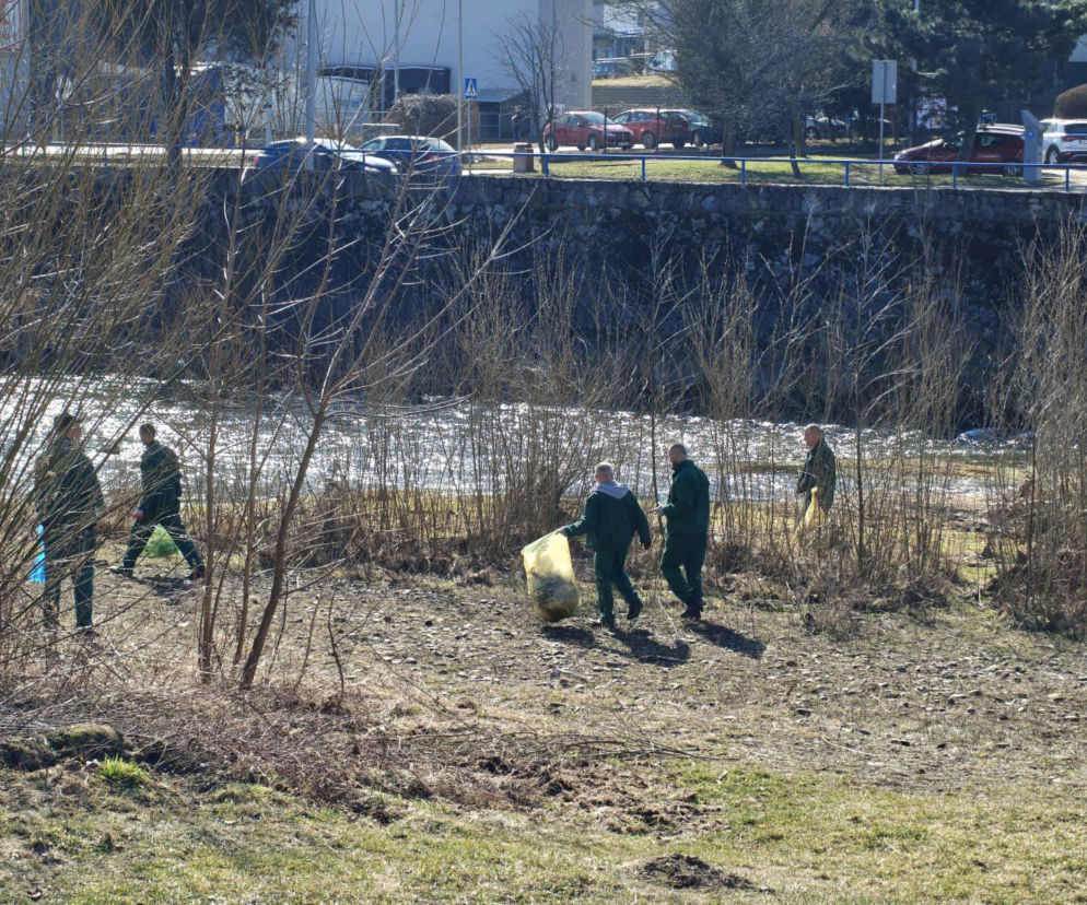 Dla nich to nie tylko praca,  ale odskocznia od codzienności. Więźniowie sprzątają Nowy Sącz 