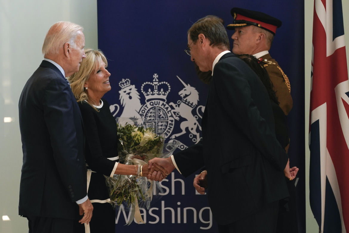 Prezydent Joe Biden w ambasadzie składa kondolencje po śmierci królowej Elżbiety II
