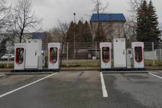 Tesla Supercharger w Radomiu. Cztery stanowiska z mocą ładowania do 150 kW są już dostępne - GALERIA