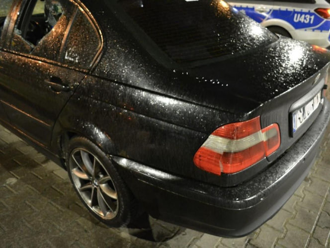 Ojciec z synem uszkodzili auto w Gostyniu. W środku byli ludzie