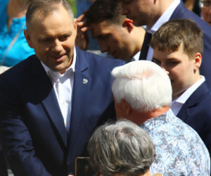 Nawrocki na procesji z rodziną