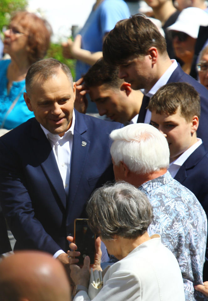 Nawrocki na procesji z rodziną