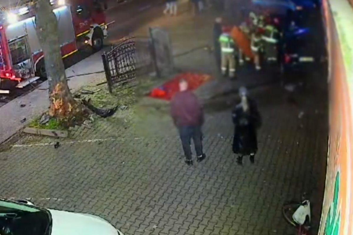 Rozpędzona mazda jechała wprost na pieszych. Auto rozbiło się na drzewie