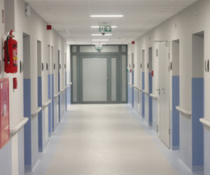 Szpital tymczasowy dla osób z COVID-19 przyjmuje już pacjentów [ZDJĘCIA]