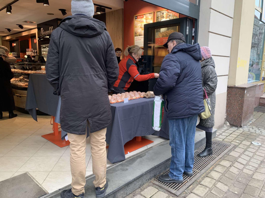 Bydgoszczanie stoją w kolejkach po pączki. Te z powidłami i konfiturą różaną wygrywają!