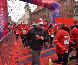 23. Festiwal Biegów Świętych Mikołajów w Toruniu. Zdjęcia ze starówki