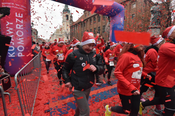 23. Festiwal Biegów Świętych Mikołajów w Toruniu. Zdjęcia ze starówki