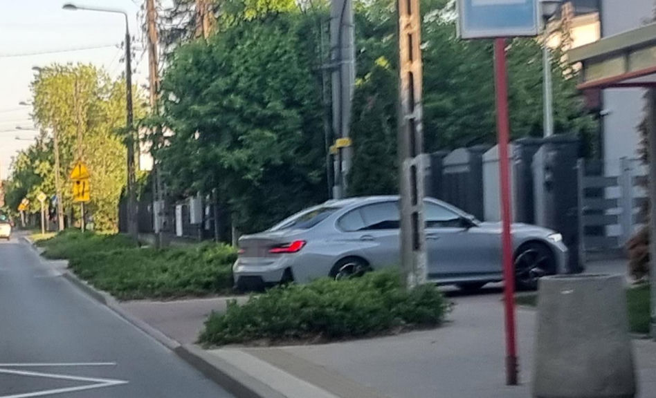 Marcin Mroczek bawi się samolotem