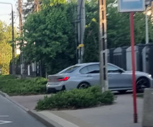 Marcin Mroczek bawi się samolotem