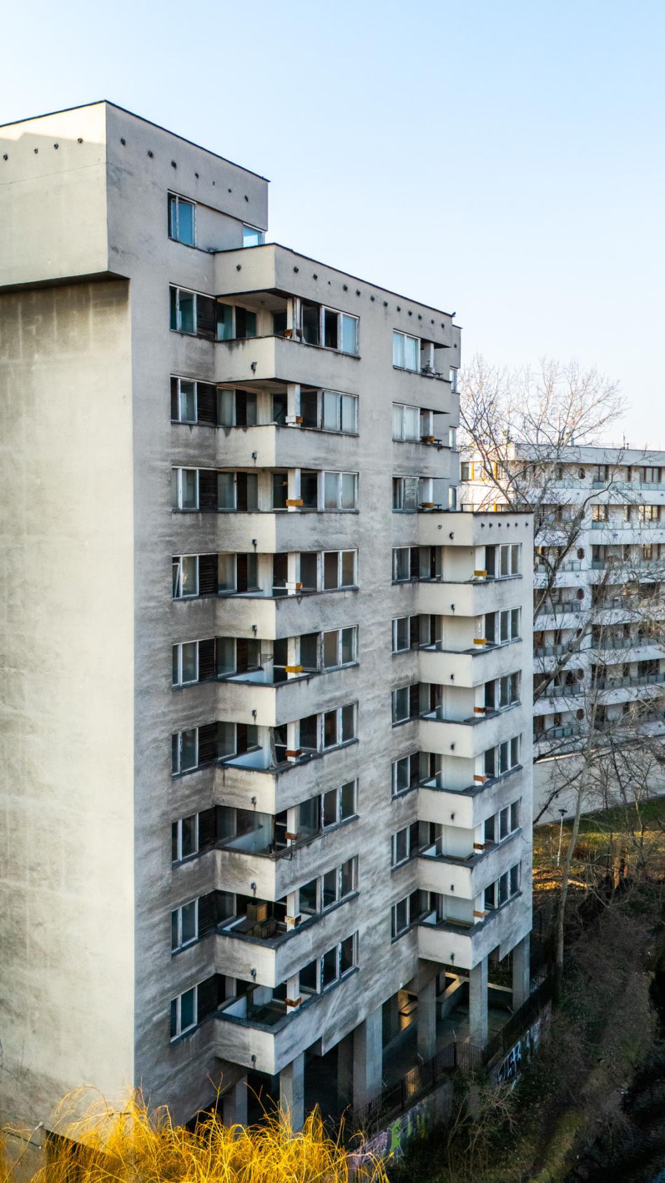 Szpiegowo z lotu ptaka. Blok na Sobieskiego 100 w Warszawie