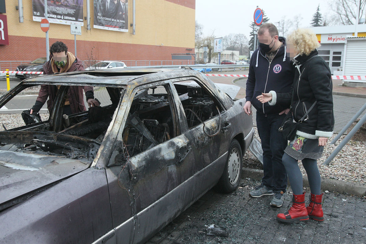 Pijany sprzedawca choinek podpalił mercedesa