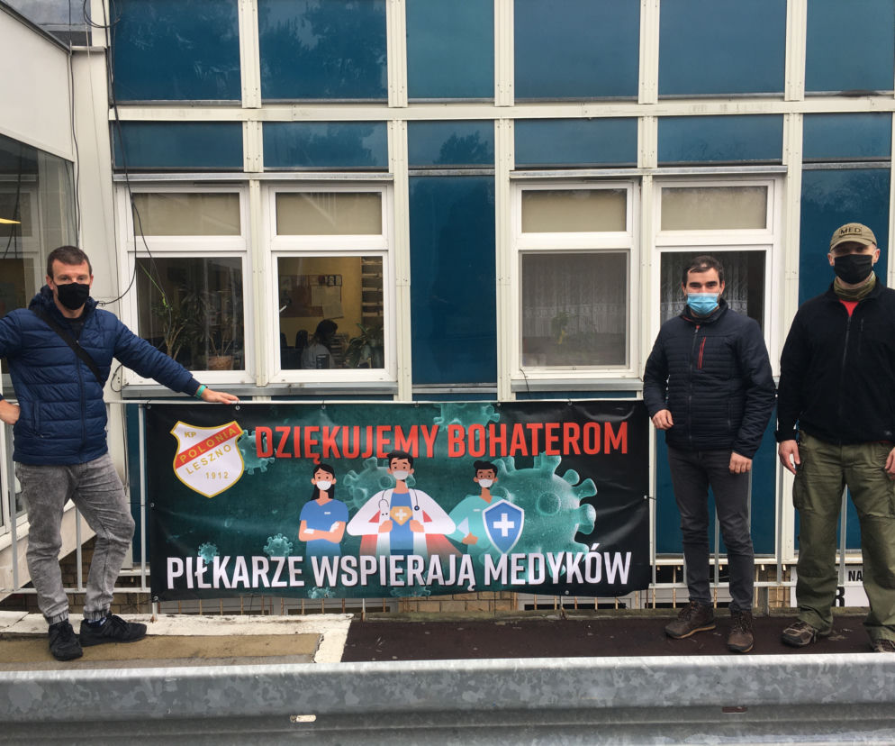 Leszczyńscy piłkarze pomagają medykom. Dobrym słowem i nie tylko