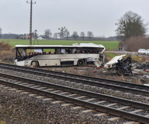 Kierowca autobusu zginał na torach, zamknięty w śmiertelnej pułapce