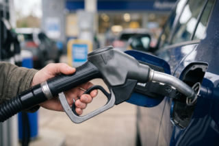 Hurtowe ceny paliw 14.04.2026 - potężne cięcia na dieslu, kontra na benzynie