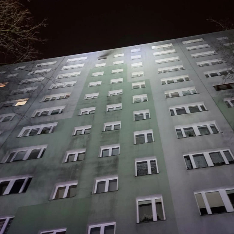 Przez rupiecie na korytarzu mogli stracić życie. Szafki i sztuczna choinka zajęły się ogniem. Potworny pożar w Legionowie