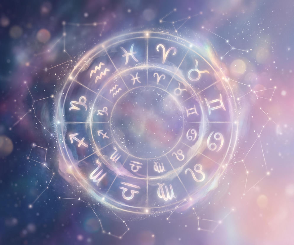 Świecący koło zodiaku na tle gwieździstego nieba i mgławic. O horoskopie dziennym dowiesz się więcej z VOX FM.