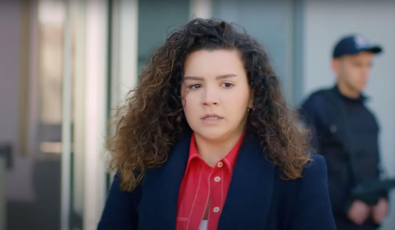 Ege śledzi Melis i dla zmyłki proponuje jej natychmiastowy ślub.
