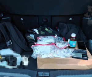 Wypadek na trasie S7. Policjanci z białobrzeskiej drogówki odkryli narkotyki