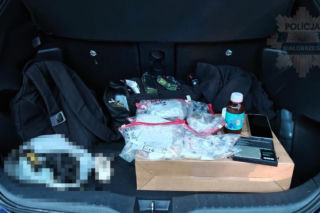 Wypadek na trasie S7. Policjanci z białobrzeskiej drogówki odkryli narkotyki