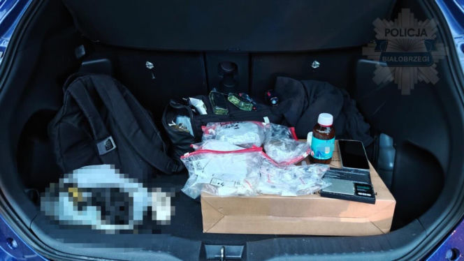 Wypadek na trasie S7. Policjanci z białobrzeskiej drogówki odkryli narkotyki