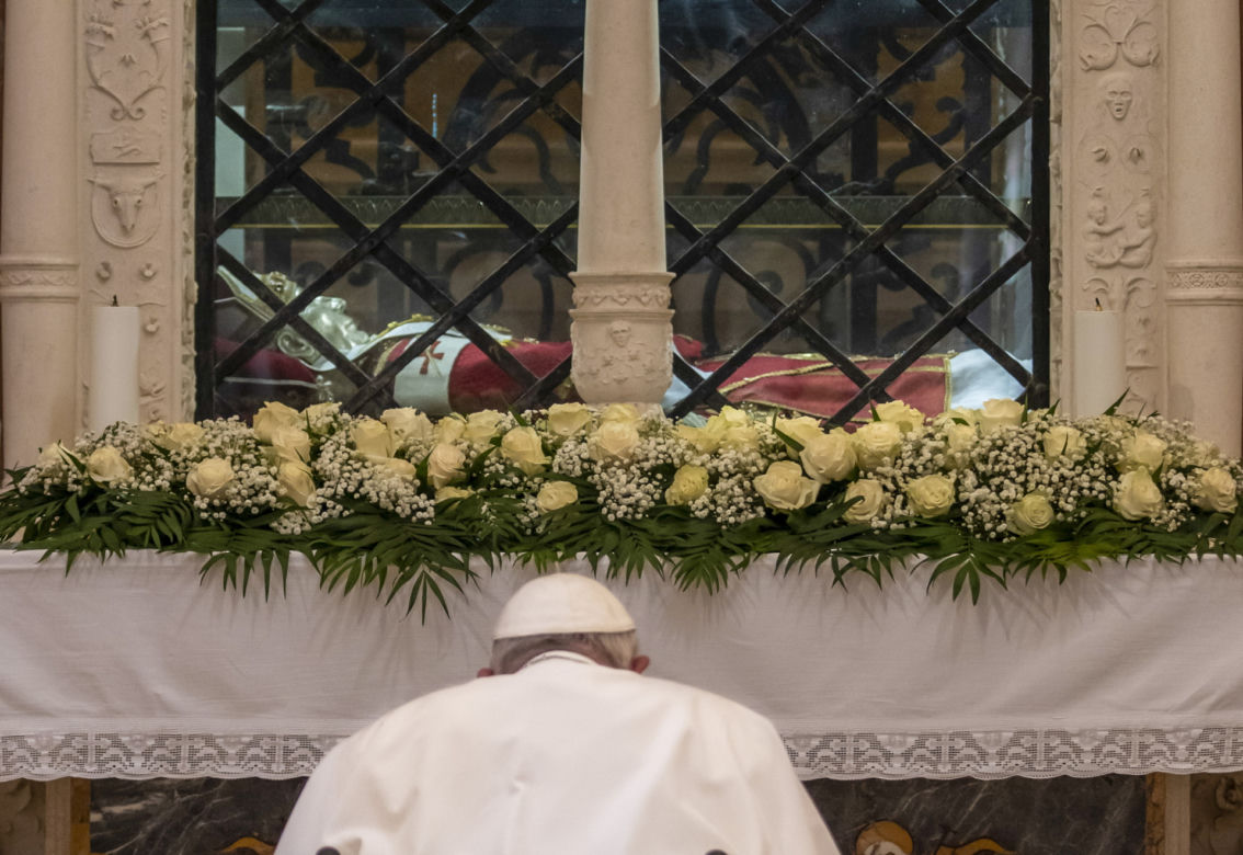 Ciało Benedykta XVI wystawione na widok publiczny! Oto zdjęcia z bazyliki