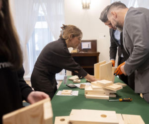 Włodzimierz Czarzasty robi budki dla ptaków Sejm/Piotr Tracz