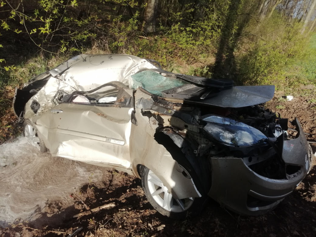 Nie żyją dwie osoby! Ich renault ROZTRZASKAŁO się o drzewo na DK 62 pod Wyszkowem [ZDJĘCIA]