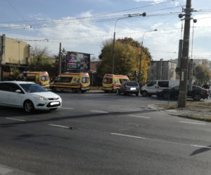 Kolizja osobówki za samochodem konwojowym policji