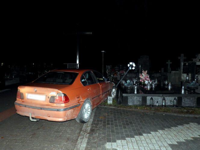 Uciekał przed policją i wjechał na cmentarz