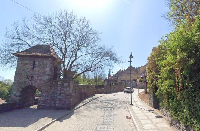 To jedno z najpiękniejszych miast na Dolnym Śląsku. Leży na skale i zachwyca widokami!