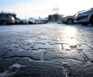 IMGW ostrzega przed gołoledzią i mrozem. Alert RCB dla południa Polski