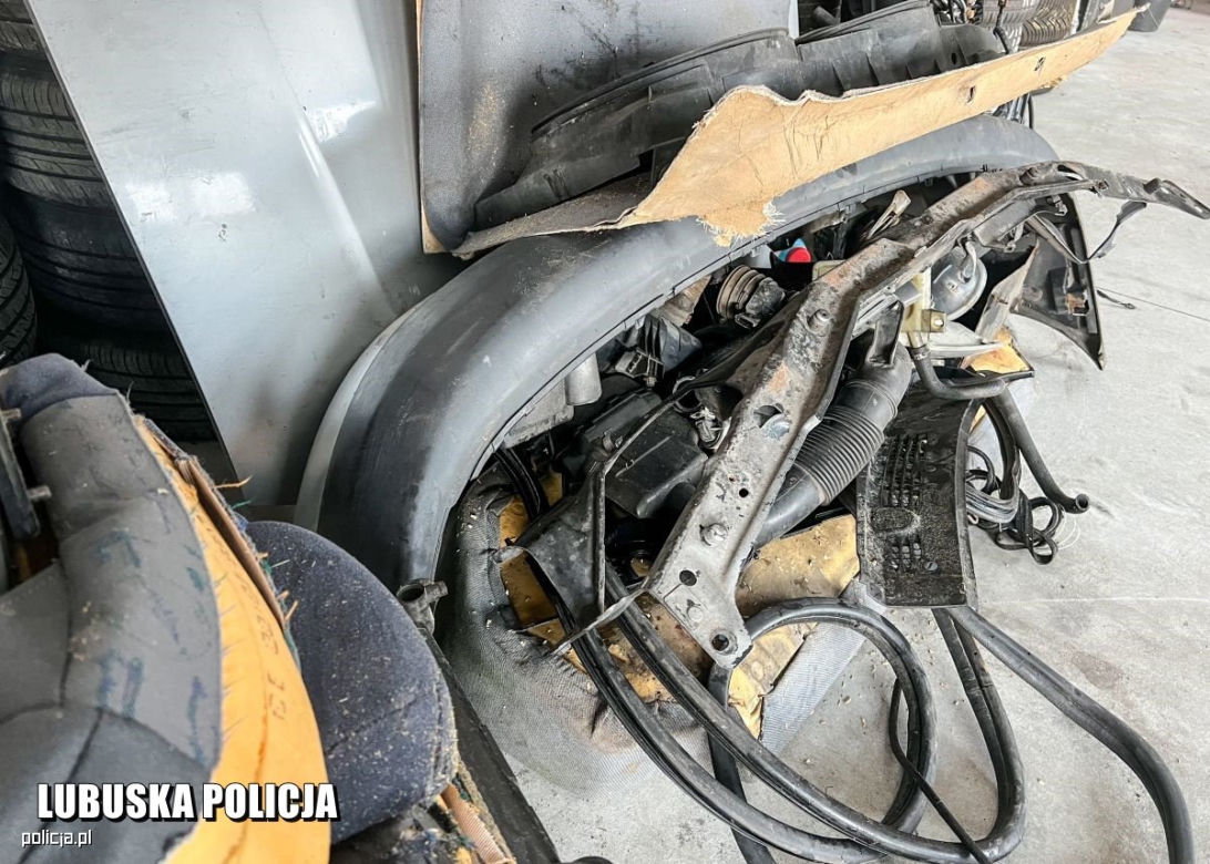 Bez pardonu ukradli auto z parkingu, wciągając je na lawetę. Zostali zatrzymani