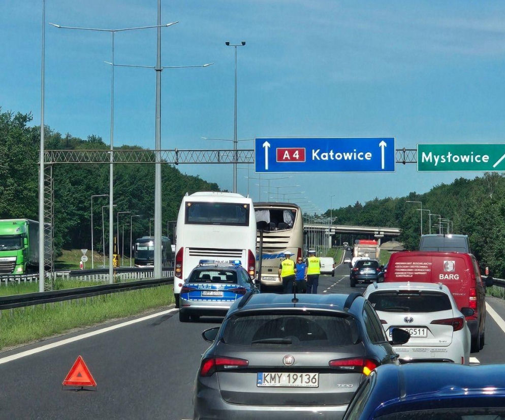 Groźny wypadek autokarów na A4 w Mysłowicach. Ranne dzieci, ogromne korki