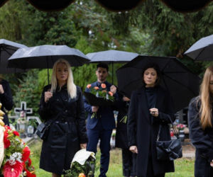 Pierwsza miłość: Stik ucieka z konwoju transportującego go do więzienia z pogrzebu Teresy... Marta i Emilka są w niebezpieczeństwie?