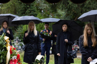 Pierwsza miłość: Stik ucieka z konwoju transportującego go do więzienia z pogrzebu Teresy... Marta i Emilka są w niebezpieczeństwie?