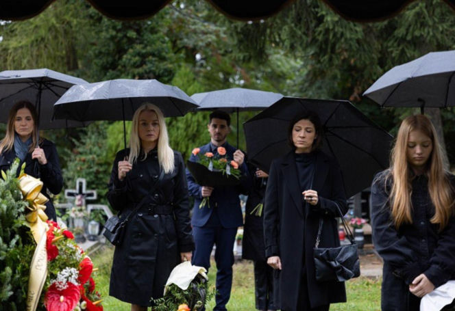 "Pierwsza miłość": Stik ucieka z konwoju transportującego go do więzienia z pogrzebu Teresy... Marta i Emilka są w niebezpieczeństwie?