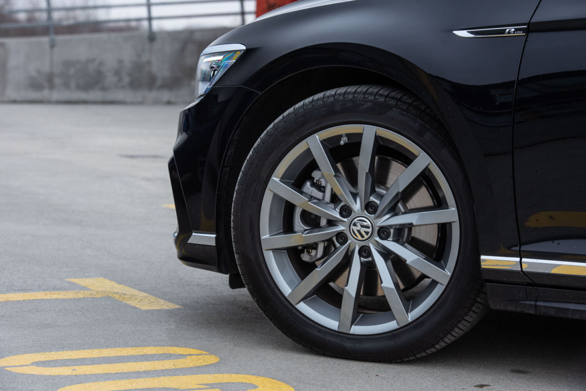 Volkswagen Passat Elegance vs Skoda Superb Sportline