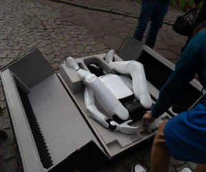 Niewiarygodne sceny. Roboty krzyczą w Warszawie, a minister alarmuje: mamy się czego obawiać!
