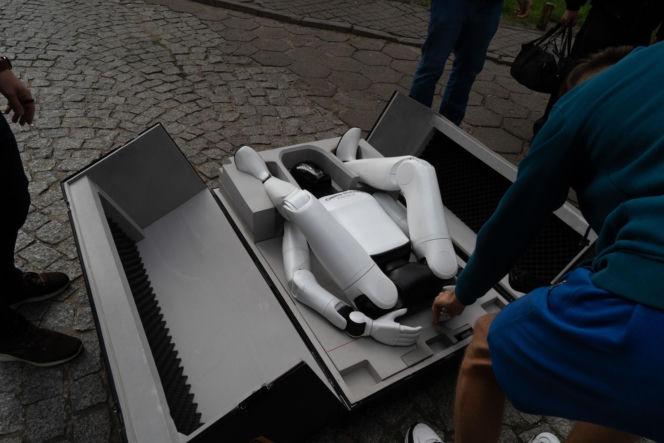 Niewiarygodne sceny. Roboty "krzyczą" w Warszawie, a minister alarmuje: "mamy się czego obawiać!"