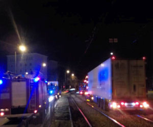 TIR utknął na torowisku